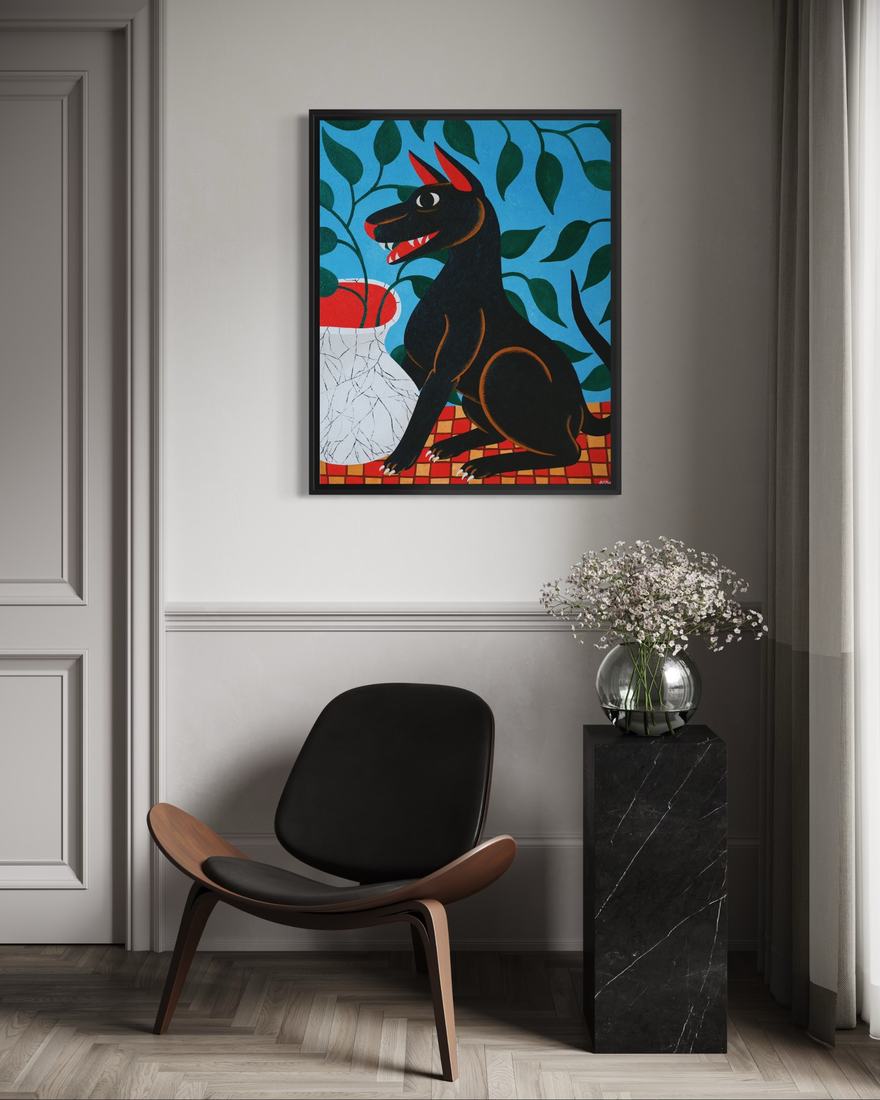 Black dog guarding vase. en ambiente real