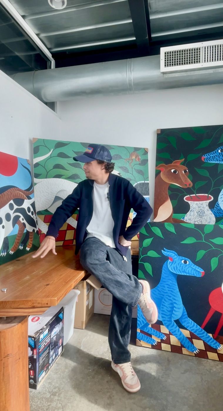 César Herrera, fundador de The Art People Project, entre obras de Liam Alvy